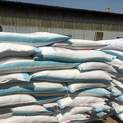 25 kg Beutel mit weißen Granulaten Borax Decahydrat und Wasserlos für die Landwirtschaft